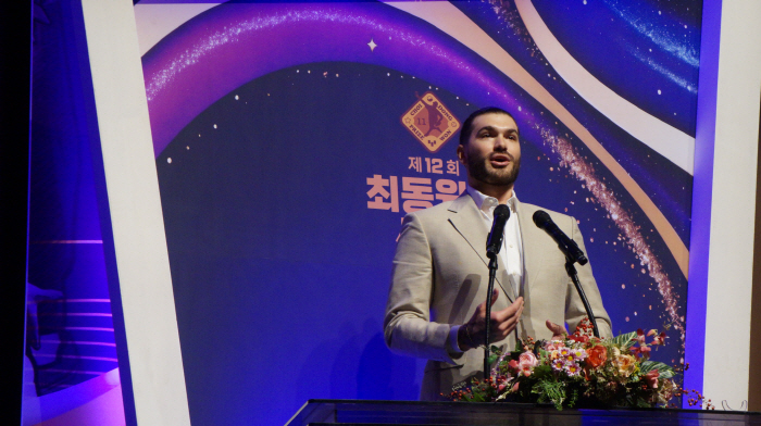 The best foreign pitcher to win four gold medals went to Busan himself to receive the Choi Dong-won Award...I'll remember great pitcher Choi Dongwon