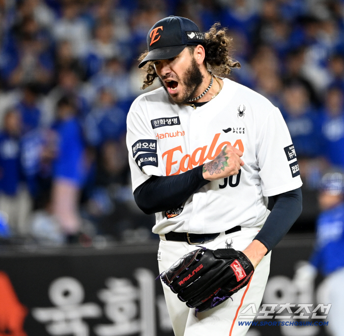 The best foreign pitcher to win four gold medals went to Busan himself to receive the Choi Dong-won Award...I'll remember great pitcher Choi Dongwon