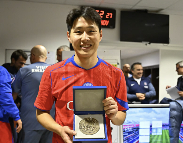 Congratulations, 100 PSG games by Lee Kang-in of Korea National University, official decorations on the club's website...LEE's Paris Life Looking Back in Numbers