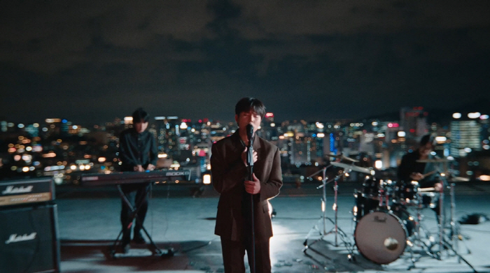 Jung Seung-hwan, happiness is hard under a broken mirror ball... The MV is also a piece of art