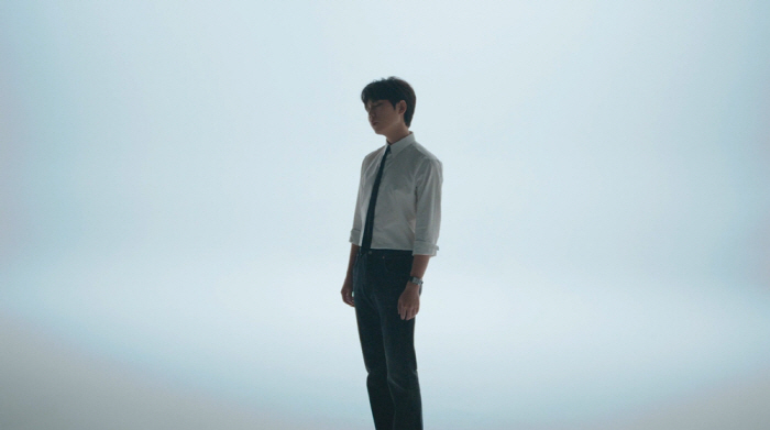 Jung Seung-hwan, happiness is hard under a broken mirror ball... The MV is also a piece of art