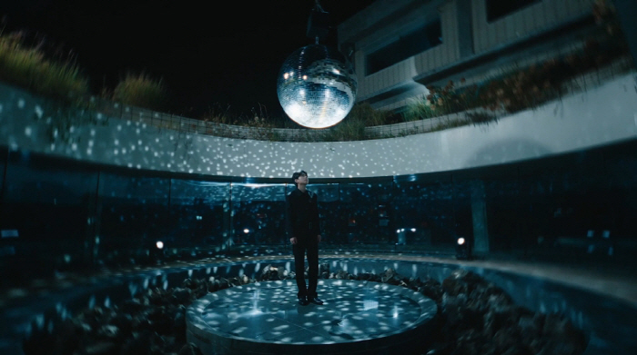 Jung Seung-hwan, happiness is hard under a broken mirror ball... The MV is also a piece of art