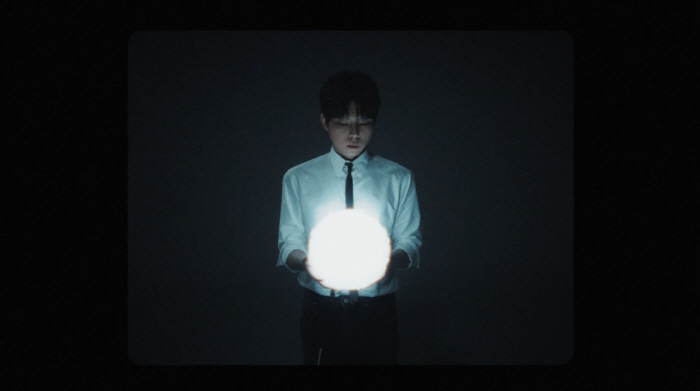 Jung Seung-hwan, happiness is hard under a broken mirror ball... The MV is also a piece of art
