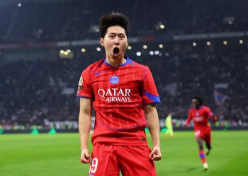 Kangin, let's just walk on the flowery path from now on! PSG Lee Kang-in, who rose after overcoming the malicious undervaluation, overlapped. He played in 100 PSG games and selected Lee Joo-joo as a player