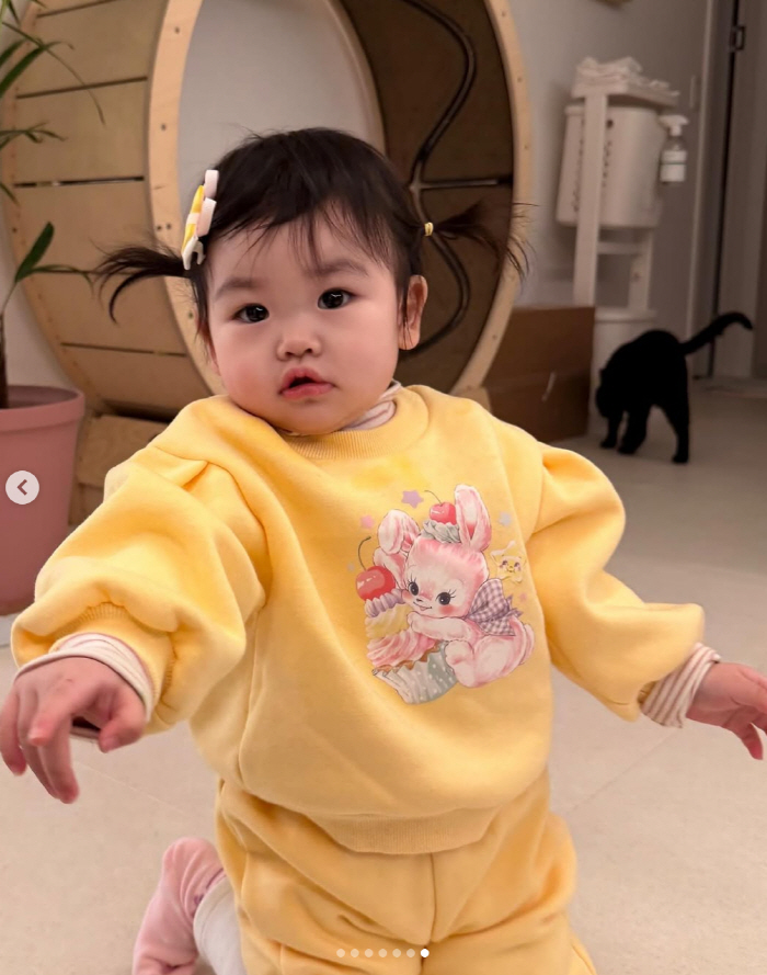 Park Soo-hong, a one-year-old daughter who changed her life, always stays like this in her two-shot