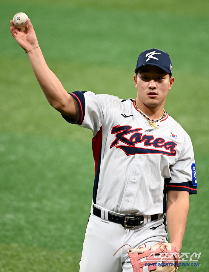  Ahn Hyunmin, play catch ball to heat your shoulders