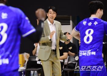  Coach Kwon Young Min is giving a big round of applause to the players