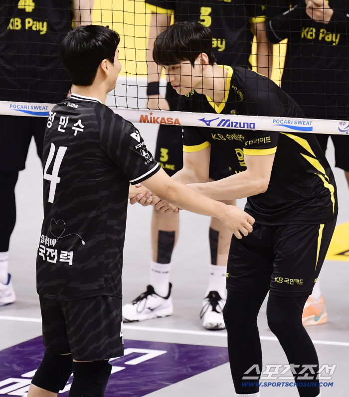  Jung Min Soo Im Sung Jin's first face-off wearing a different uniform