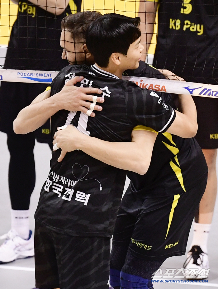  Jung Minsoo hugs Villena