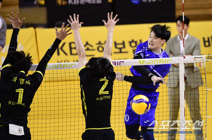  Kim Jung-ho's powerful spike to avoid blocking