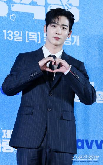  KIM YO HAN, a heart gift