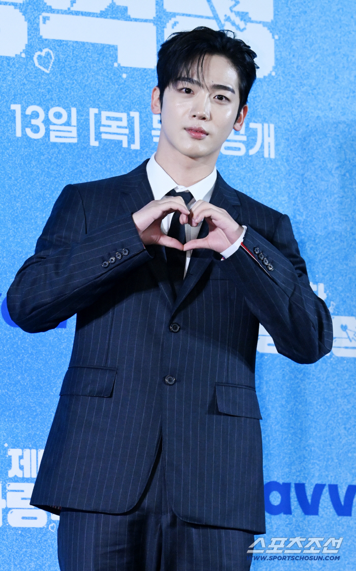  KIM YO HAN, a heart gift