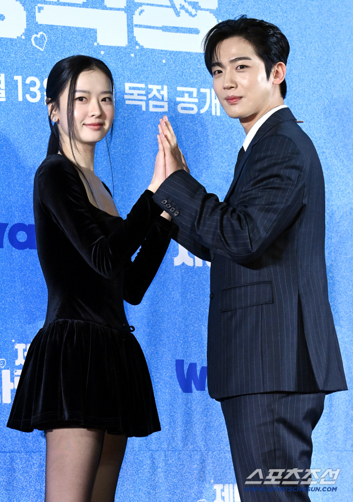  Kim YoHan Hwang Boreumbyul, hand-to-hand pose