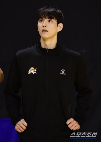  Lim Sungjin watching the game with his teammates