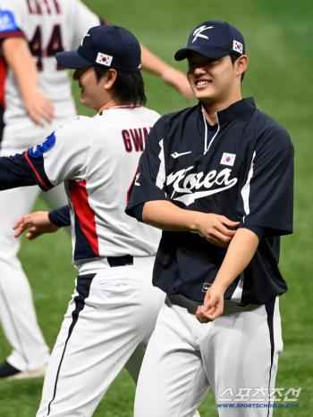  Moon Dong-ju and Kwak Bin warmed up with a happy smile