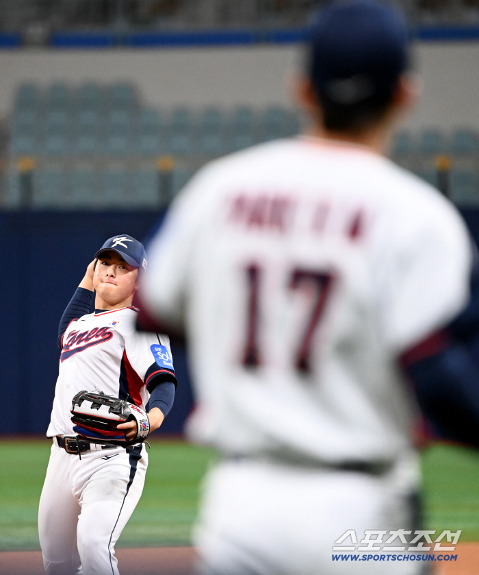  Moon Hyun Bin, Park Hae Min, Catch Ball Partner