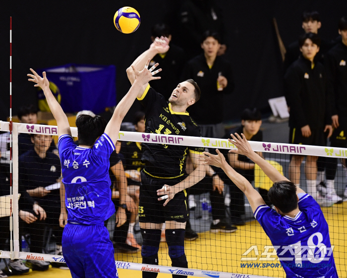  Powerful Spike for Villena Scoring