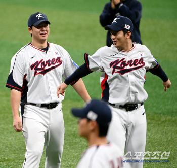  Roh Si-hwan Choi Jae-hoon warms up with a smile