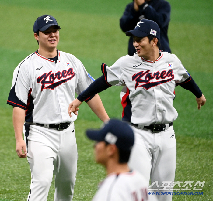  Roh Si-hwan Choi Jae-hoon warms up with a smile