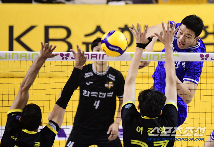  Shin Young Seok crosses KB wall