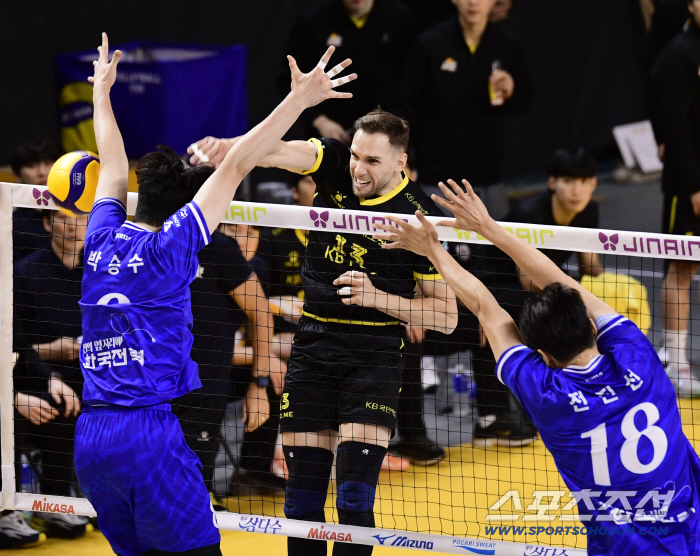  Spike to break through Villena's blocking