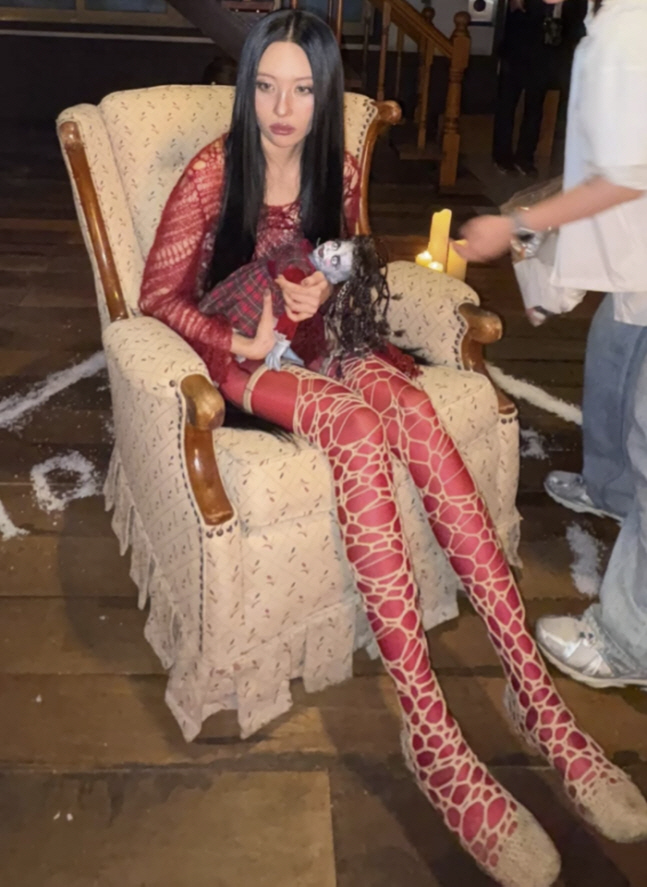 Red tights scary Sunmi with long hair hanging down. 'With Ghost Friends'