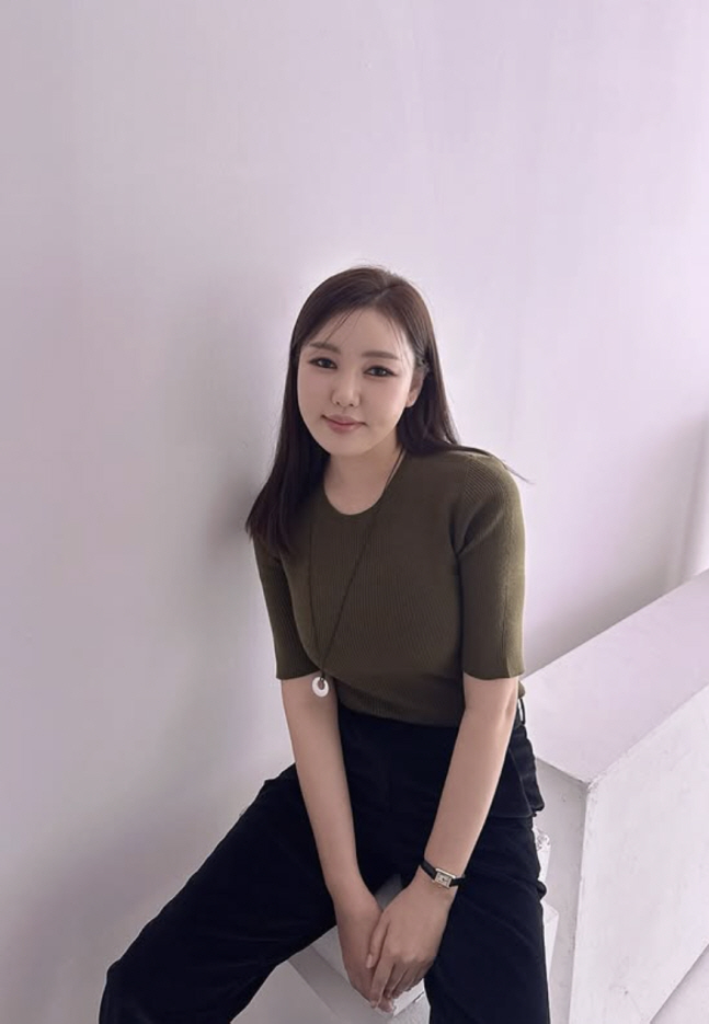 Sophisticated with Song Gain, Khaki knitwear  Black pants...Fans, 'Refreshing your beauty everyday' 