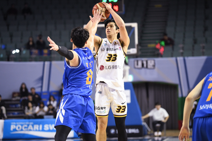  LG with Nicholson traps. Samsung's first 10 wins of the season, the lone lead. Why did LG focus on Nicholson Defense, not Samsung's 3 points