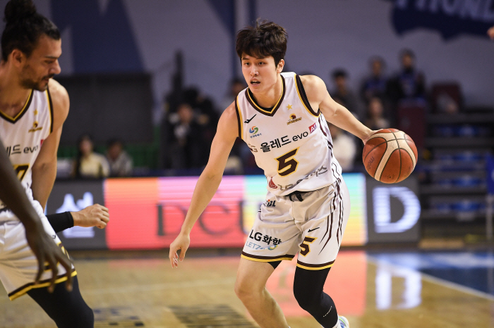  LG with Nicholson traps. Samsung's first 10 wins of the season, the lone lead. Why did LG focus on Nicholson Defense, not Samsung's 3 points