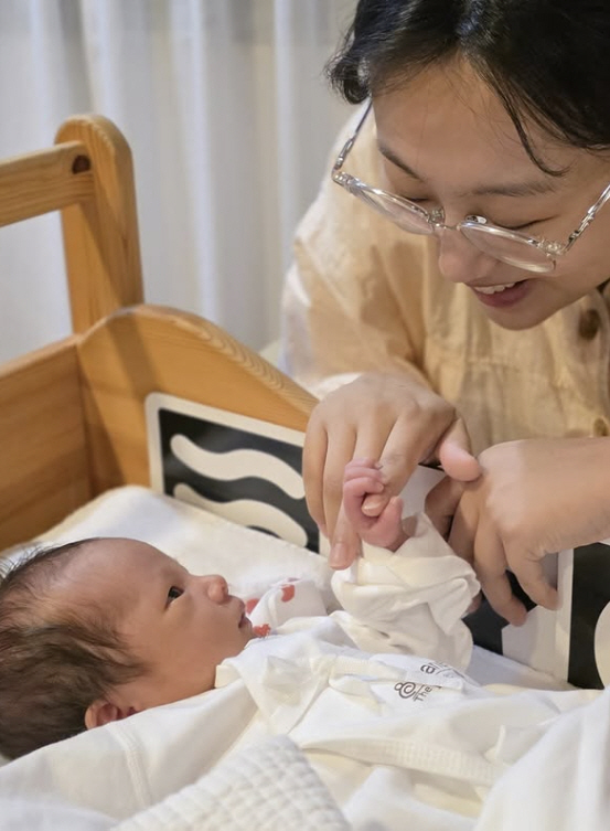 'Discharged from the intensive care unit → Holding hands of twins.' 'Son Min-soo ♥' Im Ra-ra reveals the recent situation of postpartum bleeding