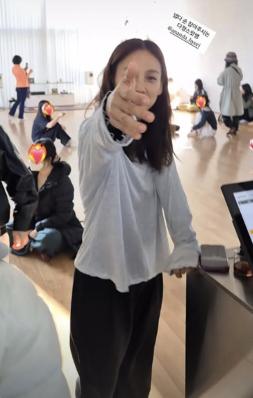 Lee Hyori, the sweet yoga teacher who held my hand without makeup..The students are so warm and touched