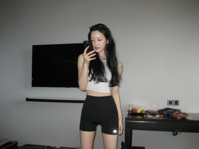 Moon Ga-young's luxurious body with white cropped t-shirt leggings 'Snow Path'