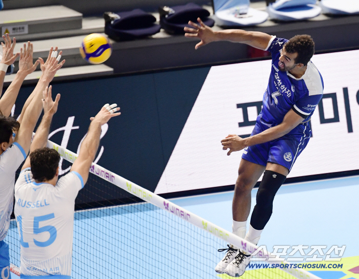  Ah, a powerful spike for scoring