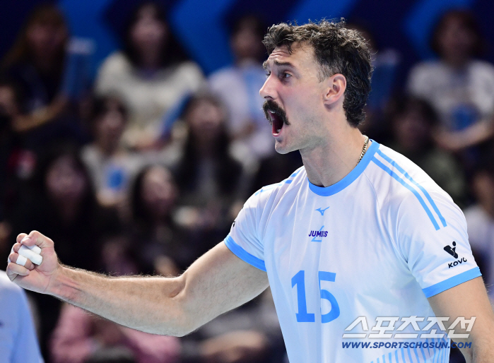  Cheerful fighting to save Russell's mood