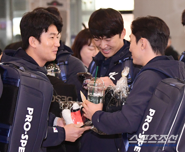  Choi Jae-hoon, Park Hae-min, Shin Min-jae, smiling at the fans' gifts