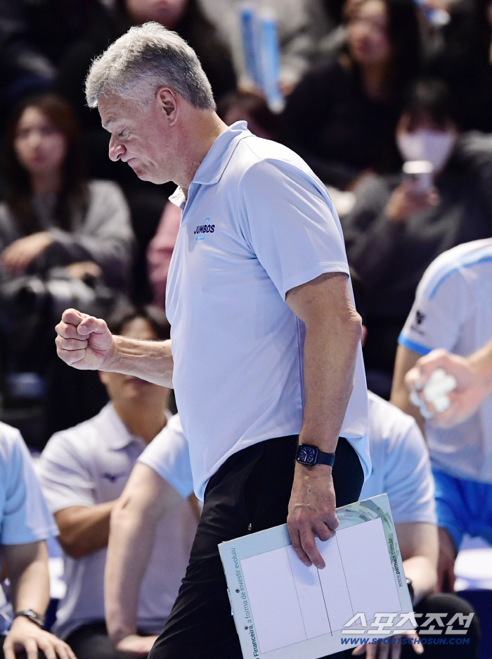  Coach Henan's fist clenched at the thrilling score