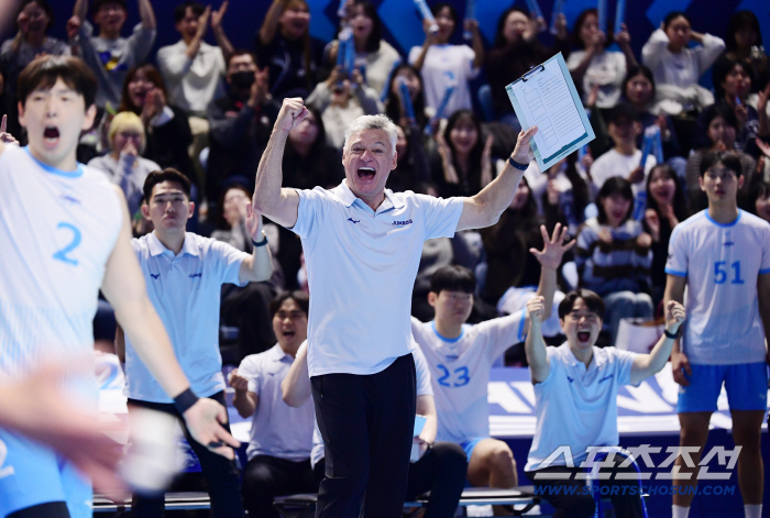  Coach Henan's fist clenched at the thrilling score