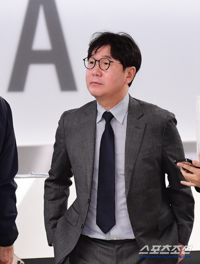  Director Ryu Ji-hyun leaves for a warm-up match with Japan