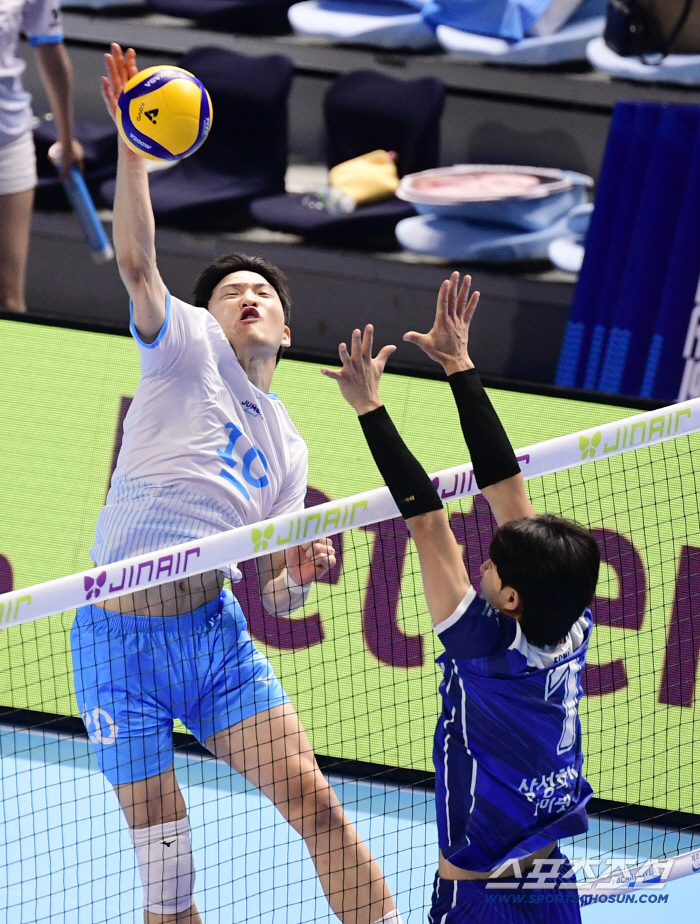  Jeong Ji-seok's powerful spike attack
