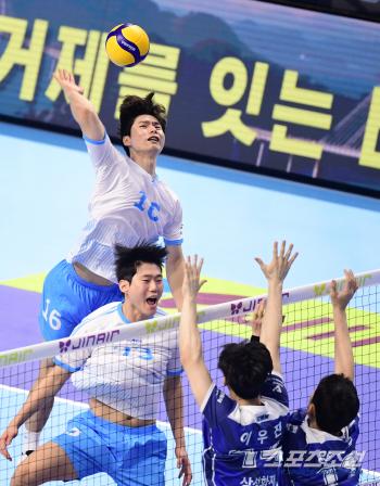  Jeonghan Yong's powerful rear-end attack to trick blockers