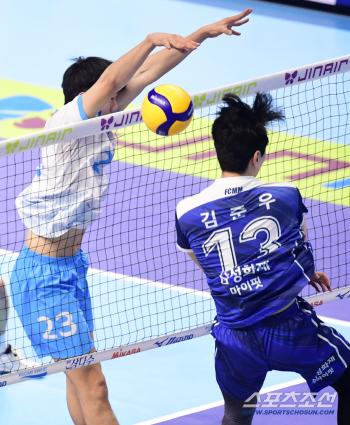  Kim Minjae blocks the fastball