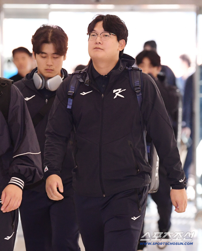  Kim Seo-hyun leaves for a warm-up match with Japan