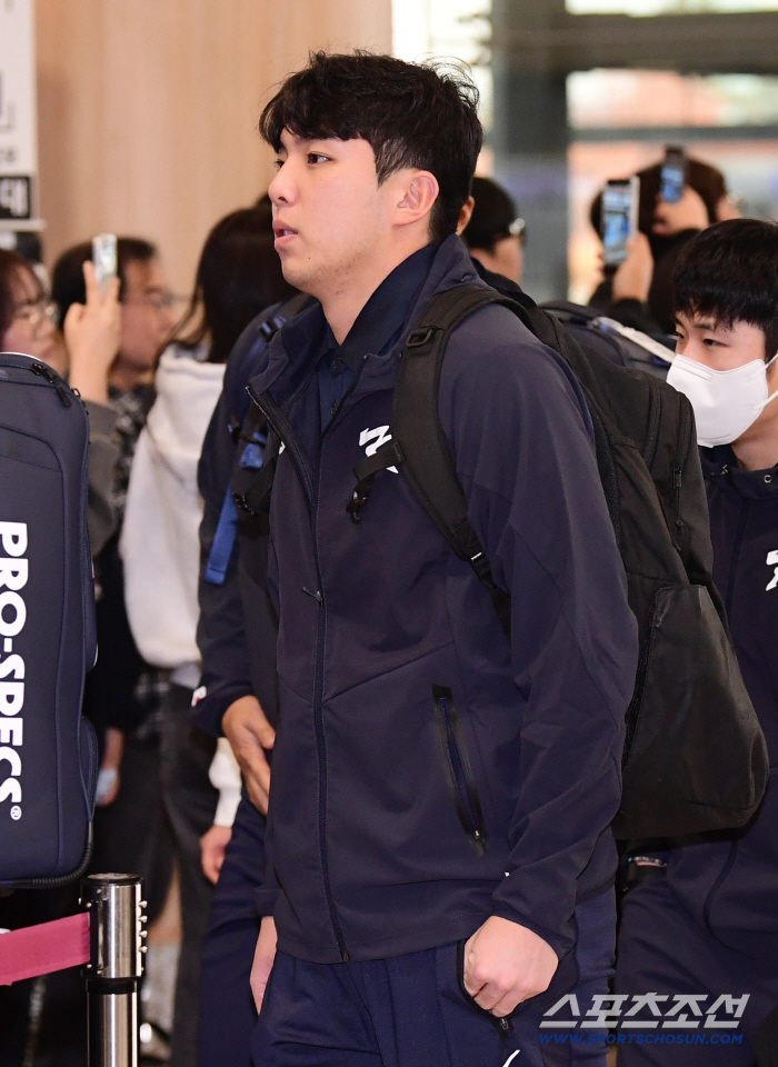  Kim Young-woong leaves for a warm-up match with Japan
