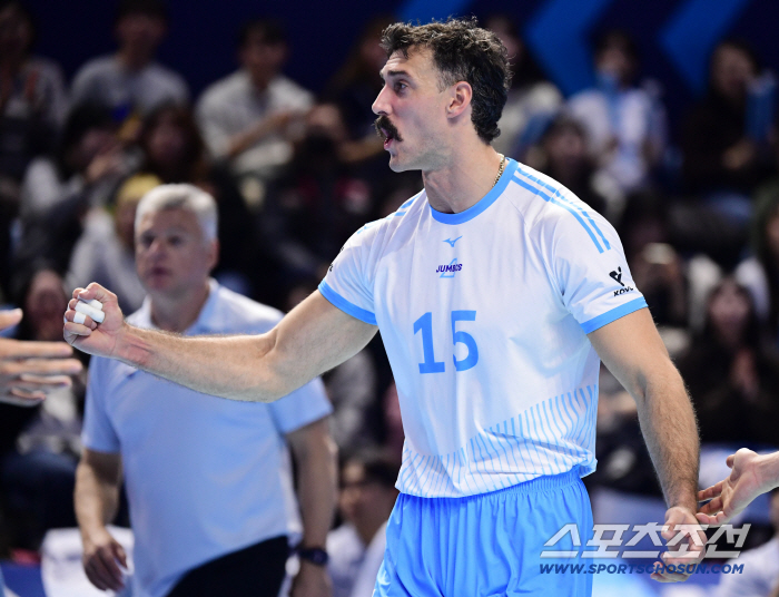  Russell scores and clench his fist