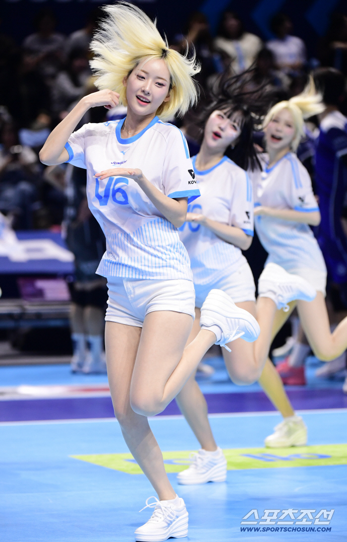  Seo Hyun Sook's cheerleader, a passionate performance with blonde hair flying