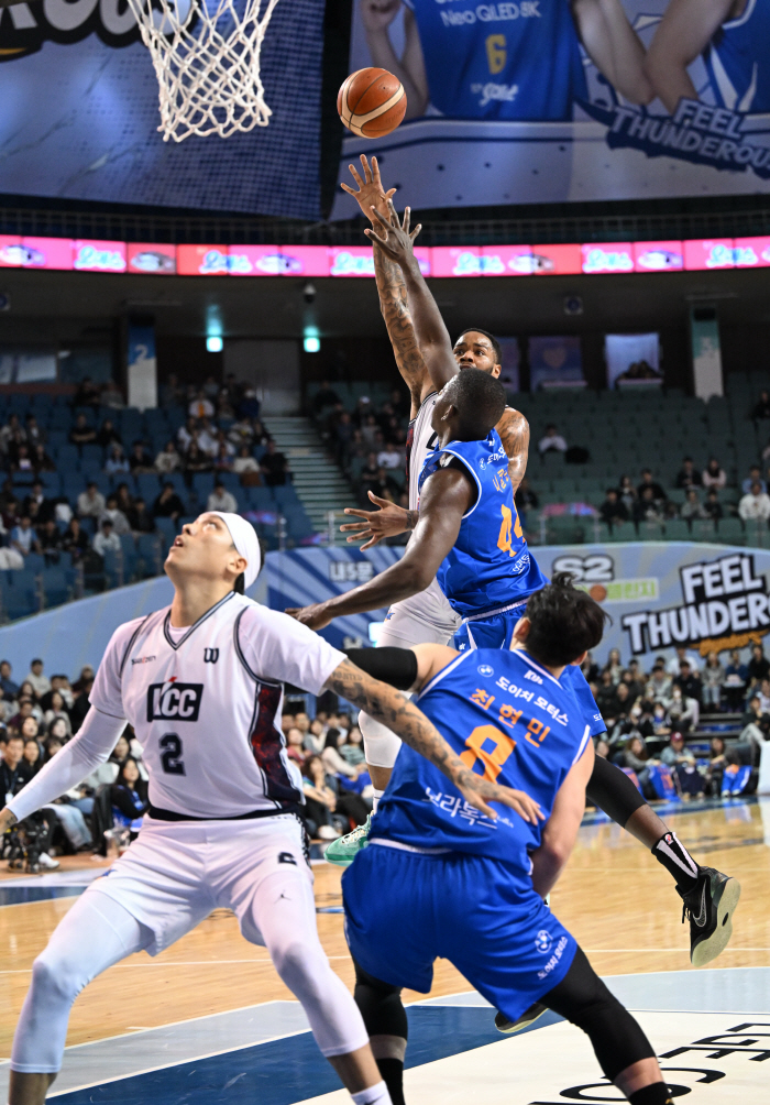 Why is HEO HOON the center of the super team KCC