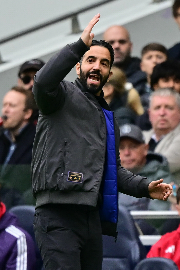 This is the team! Breaking down the locker room TV, exploding anger, shocking Manchester United atmosphere...Director Amorim's sincerity → Respect