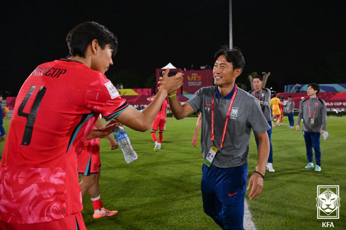 The soccer ball is round. Baek Ki-tae, who ran unbeaten, made a return match with England, the main country, for the first time in 10 years...Round of 32 clash on the 15th
