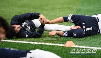 When stretching, the ace of the Kokkoek team became a doll of attachment for 162km junior