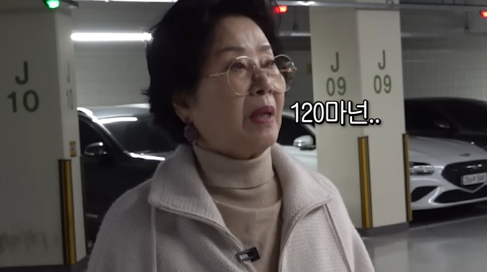 80-year-old Sunwoo Yong-yeo is more comfortable than Flexchanel, a 1.2 million won shoe with a Mercedes Benz